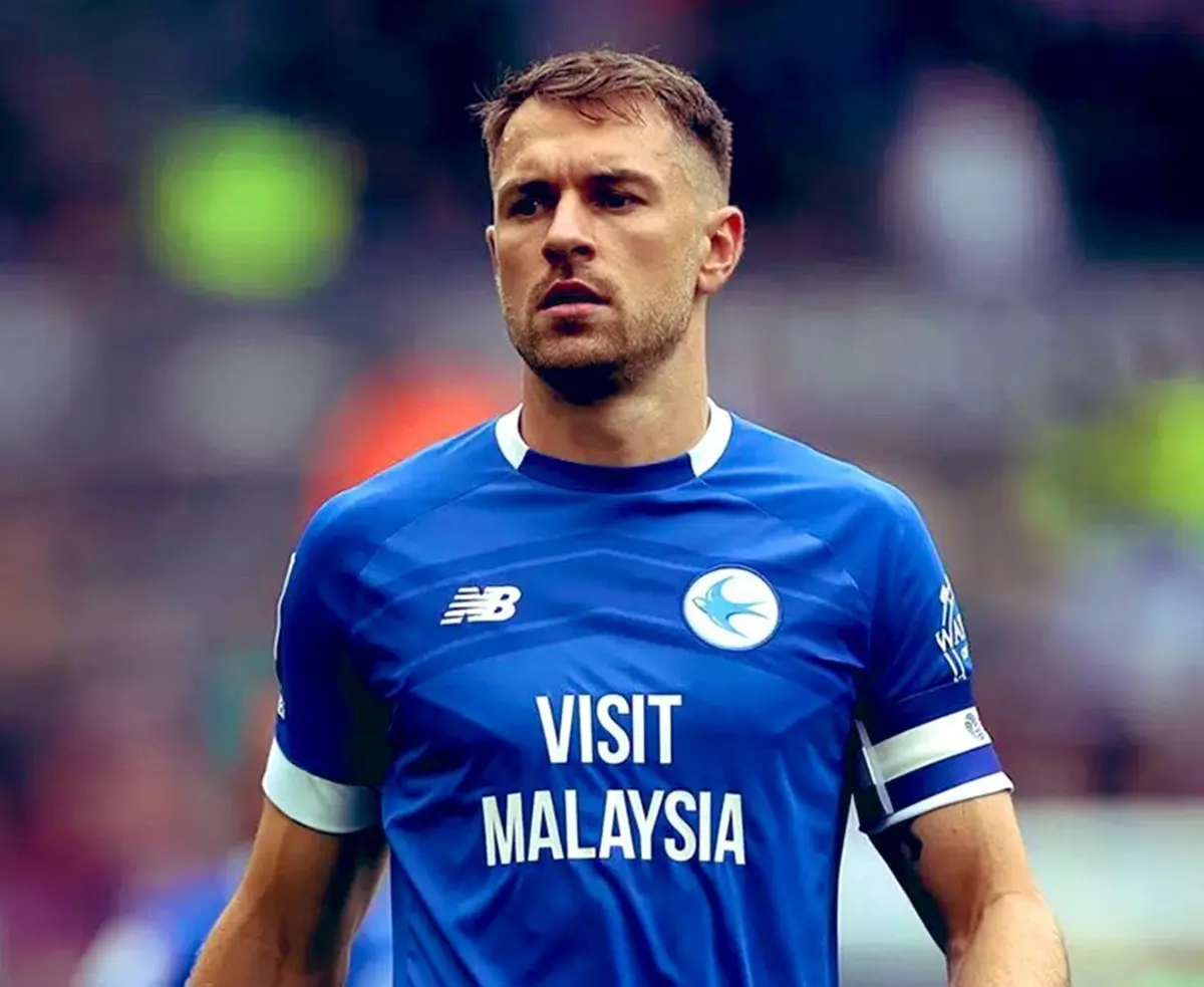 Aaron Ramsey, médio do Cardiff, assume comando técnico do clube até ao final da época (créditos: X)