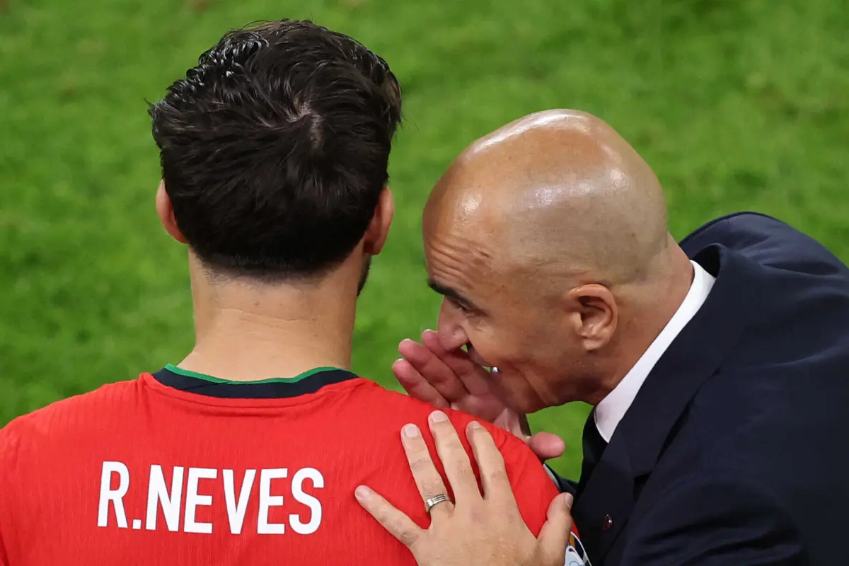 Rúben Neves ouve Roberto Martínez (créditos: Ronny HARTMANN / AFP)