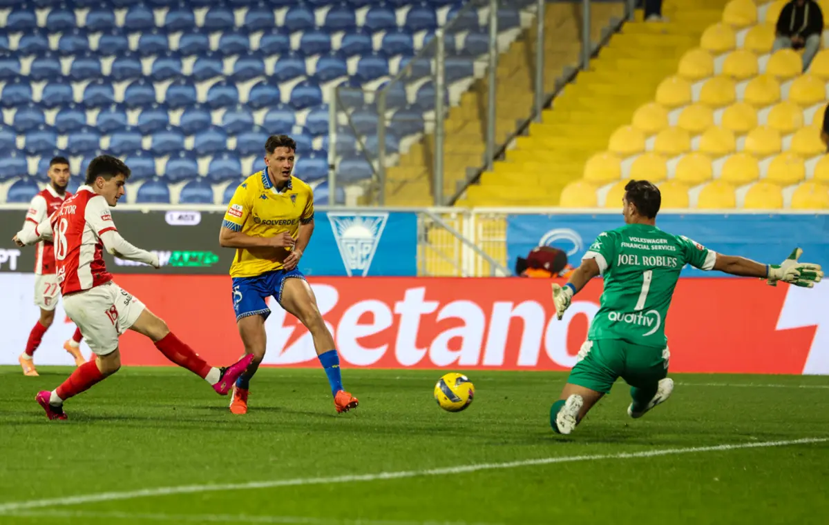 Pau Víctor cria perigo junto da baliza do Estoril