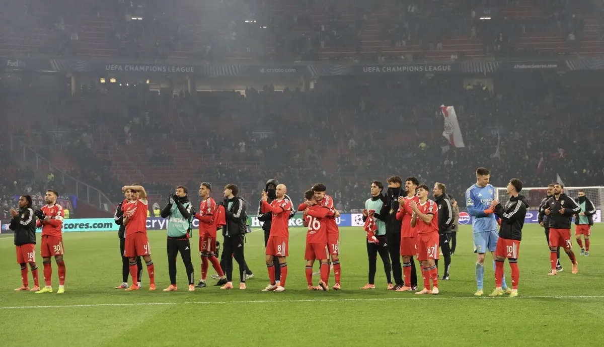 Jogadores do Benfica fizeram a festa com os adeptos em Amesterdão