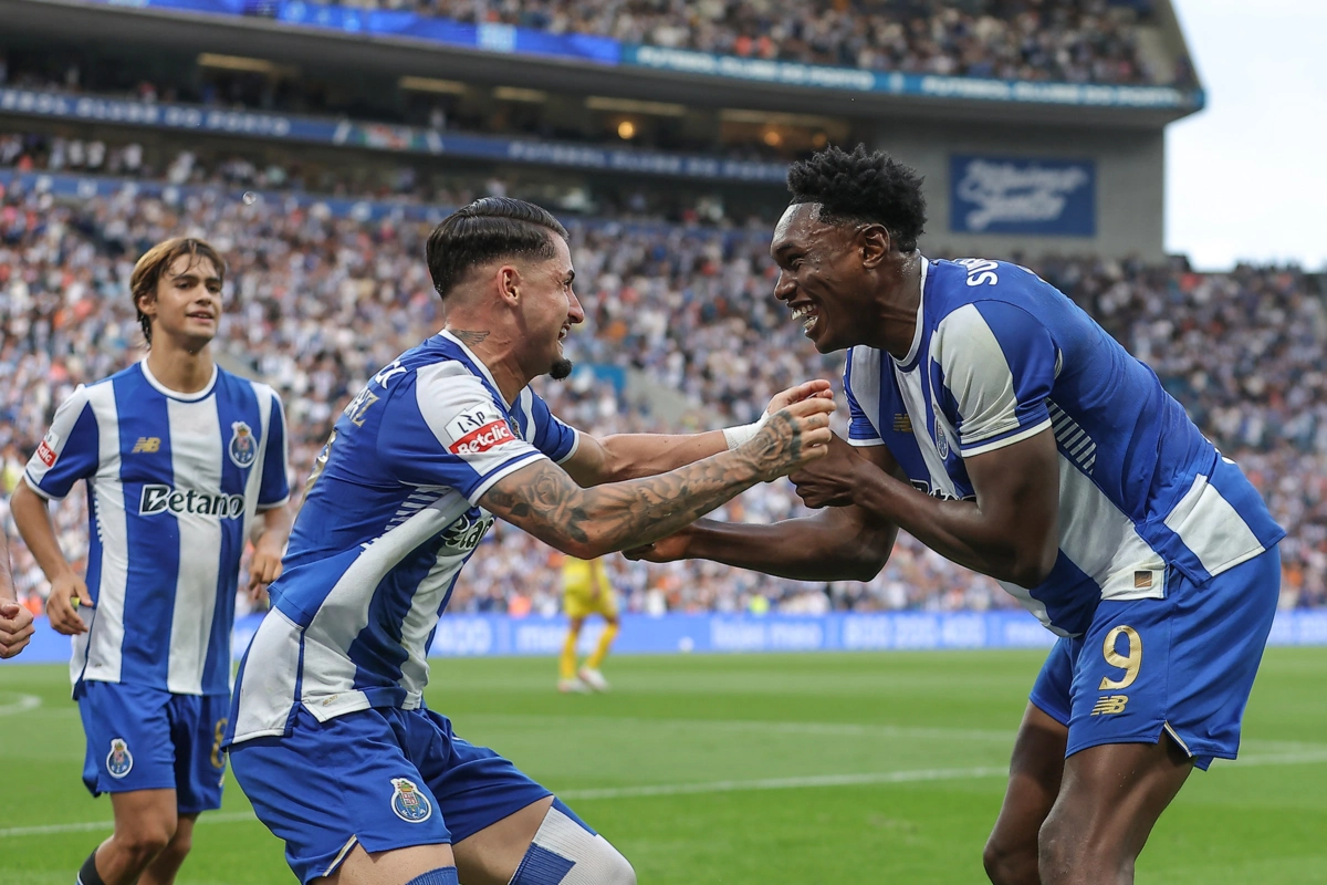 Borja Sainz celebra com Samu (créditos: Miguel Pereira)