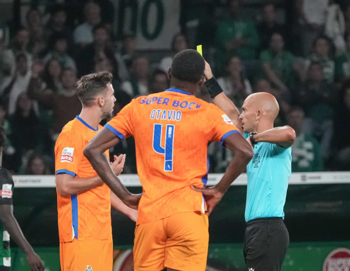 Luís Godinho mostra amarelo a Nico González (Créditos: James Alpha)