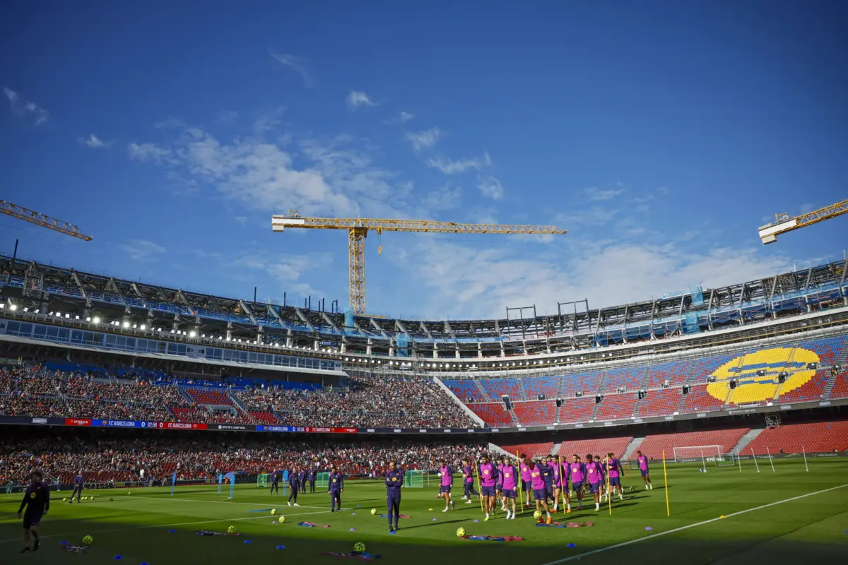 epa12510152 FC Barcelona players attend a public training session of the team at the remodeled Camp Nou stadium in Barcelona, Spain, 07 November 2025. Some 23,000 people bought tickets to the open training session of FC Barcelona, the first time opening the stadium since modernization works began in 2023. EPA/Alberto Estevez