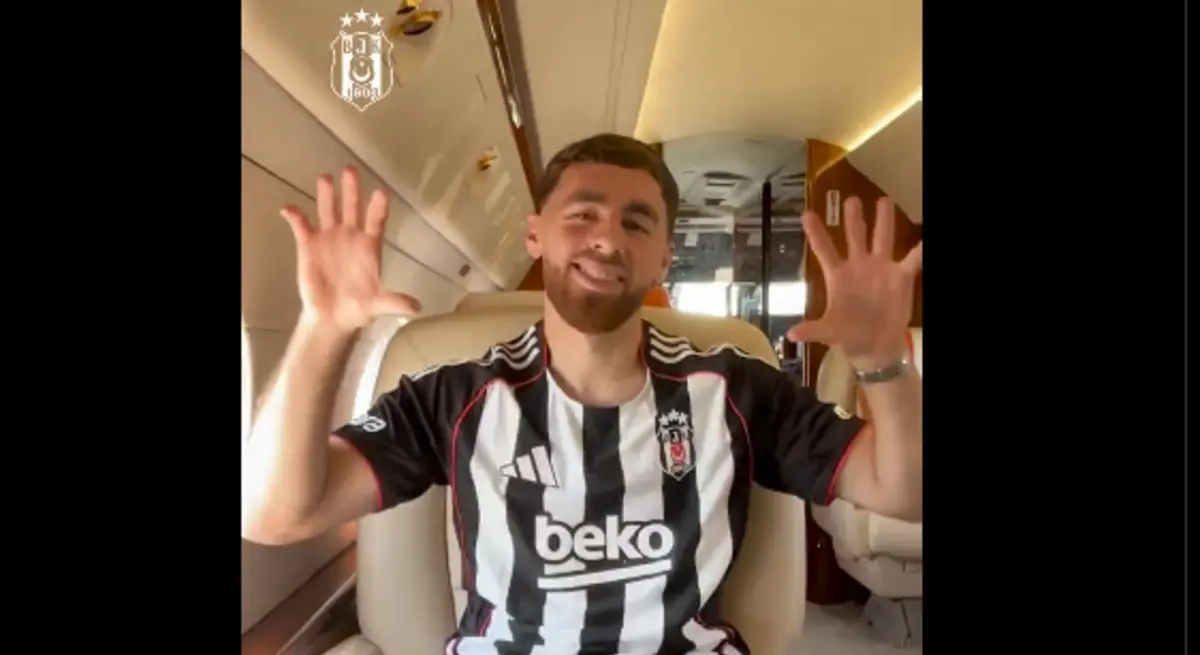 Imagem de contexto do artigo Kokçu deixa o Benfica e já veste a camisola do Besiktas... dentro do avião