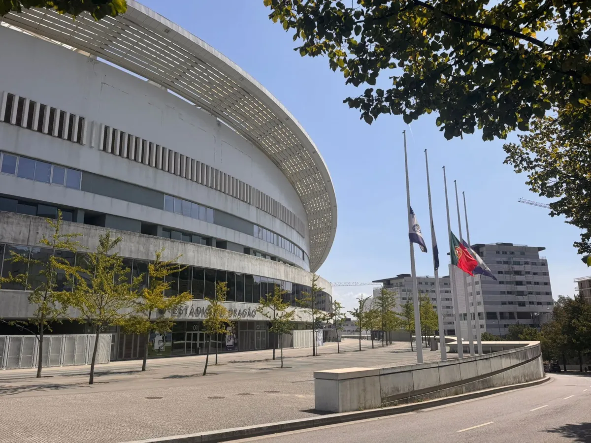 Imagem de contexto do artigo Elevador da Glória: bandeiras do Estádio do Dragão a meia haste