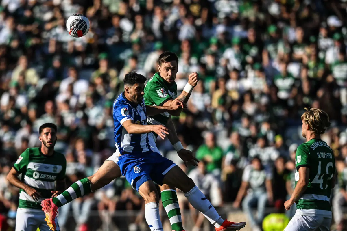 Coates e Evanilson (Créditos: PATRICIA DE MELO MOREIRA / AFP)