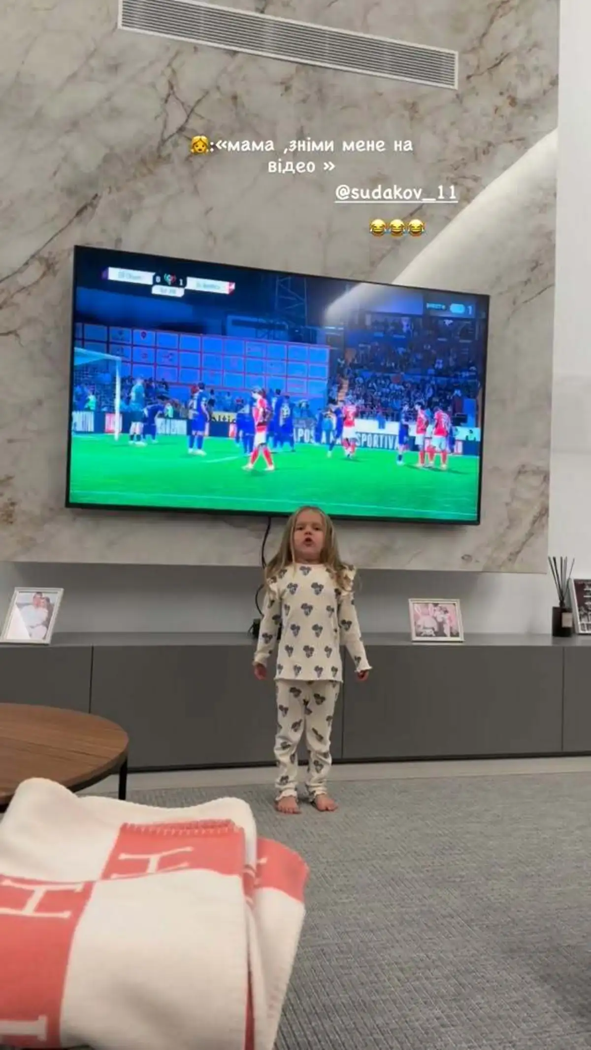 Imagem de contexto do artigo Filha de Sudakov atenta ao jogo do pai e a gritar "Sudakov! Benfica!": veja o vídeo