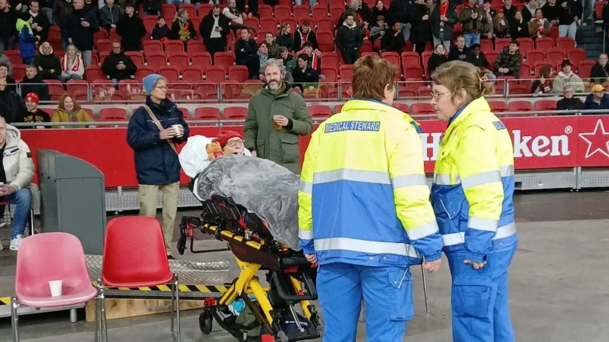 Imagem de contexto do artigo Doente terminal piorou e já não foi o único adepto no Ajax-Groningen