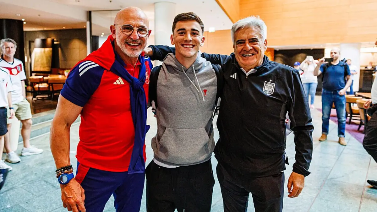 Gavi com de la Fuente e Pedro Rocha (créditos: RFEF)