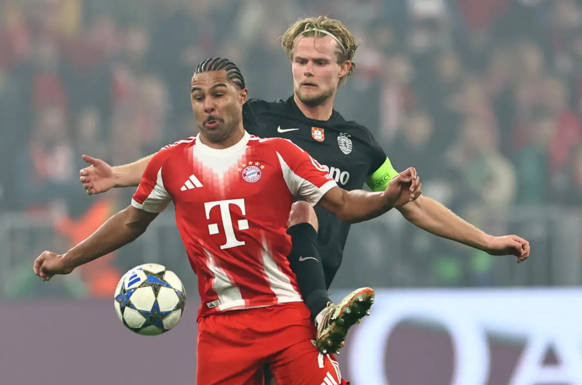 Hjulmand num lance com Gnabry, jogador do Bayern