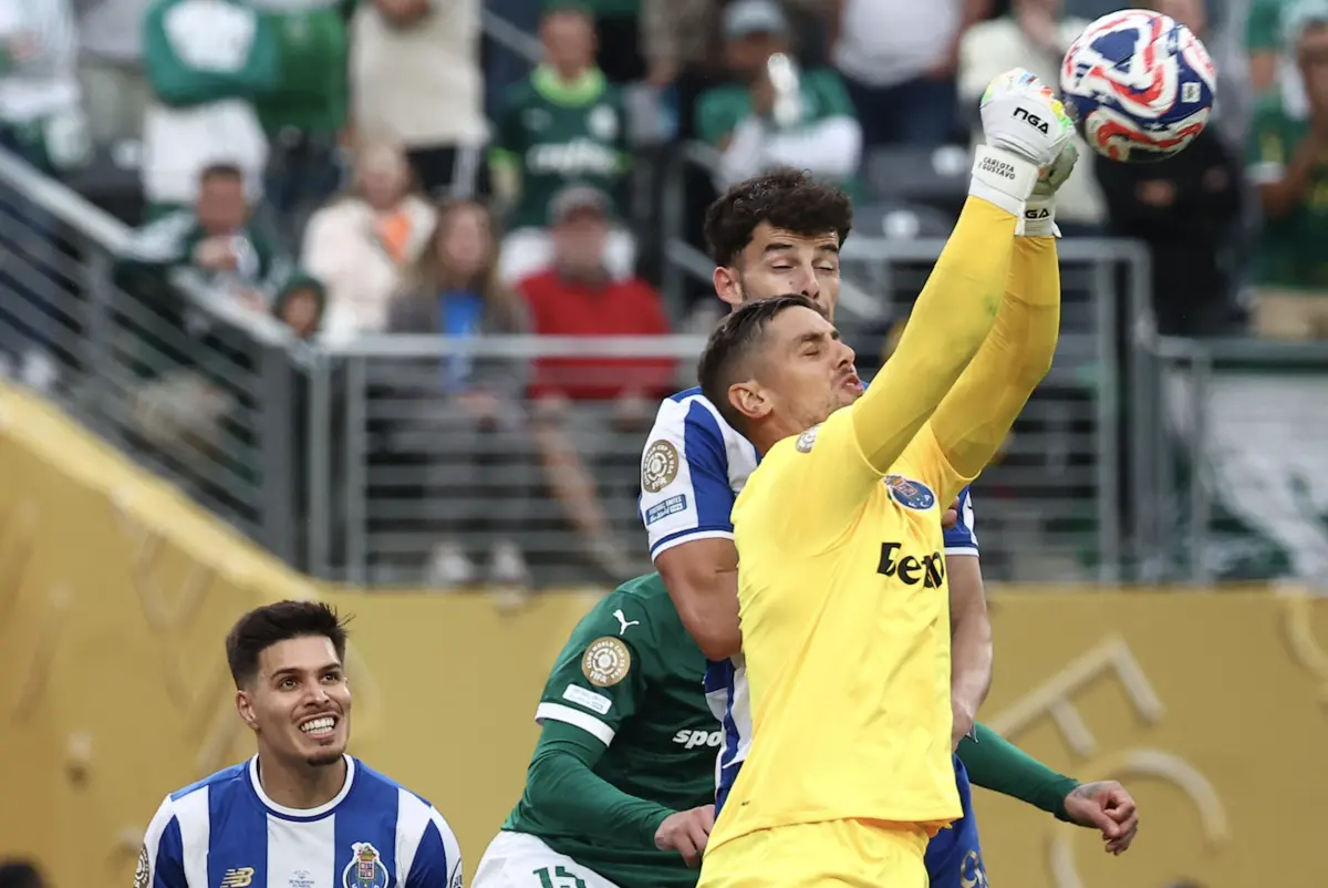 Cláudio Ramos frente ao Palmeiras