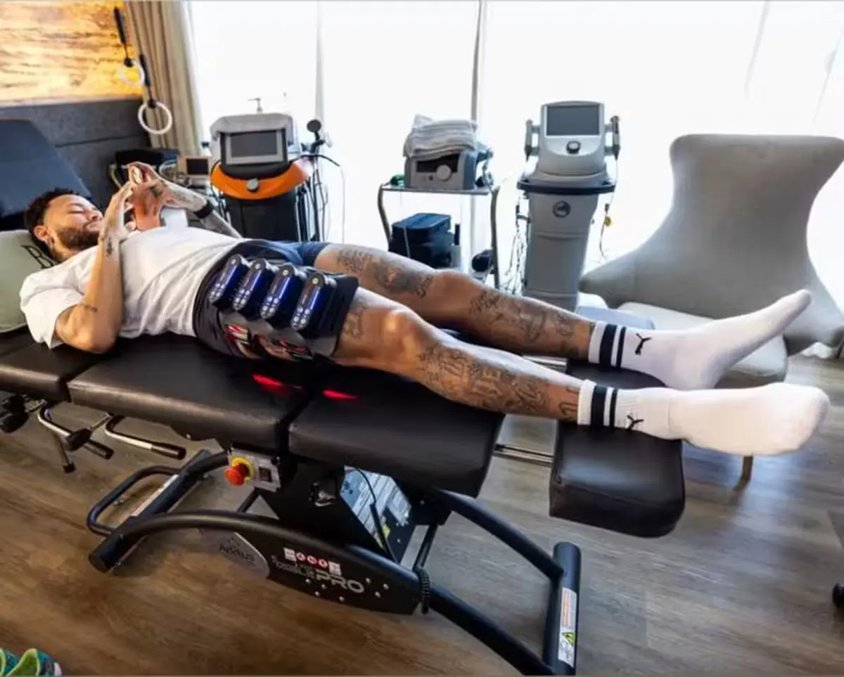 Neymar com equipamento da AVA by CR7