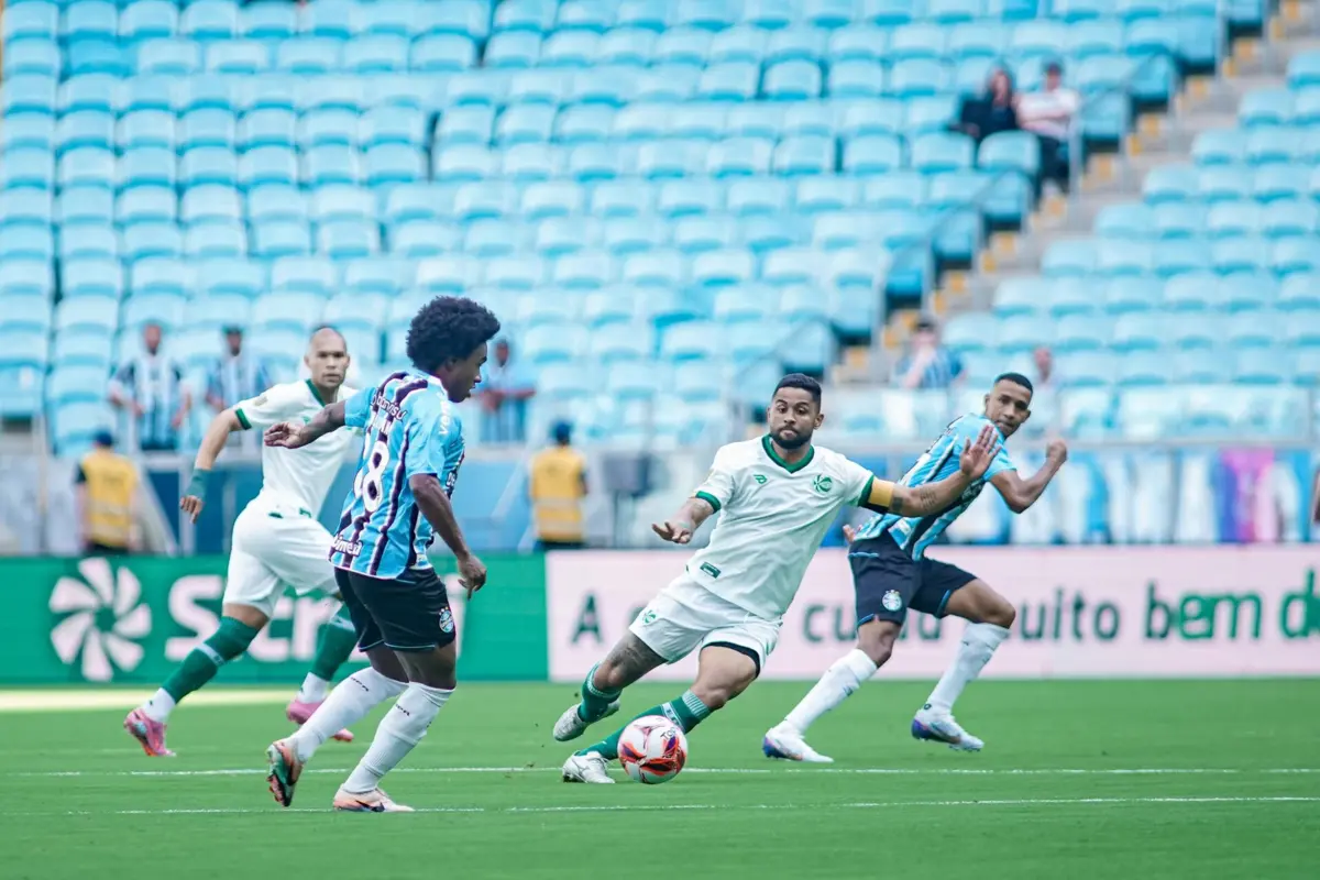 Imagem de contexto do artigo Luís Castro empata, mas Grémio segue líder no Gauchão