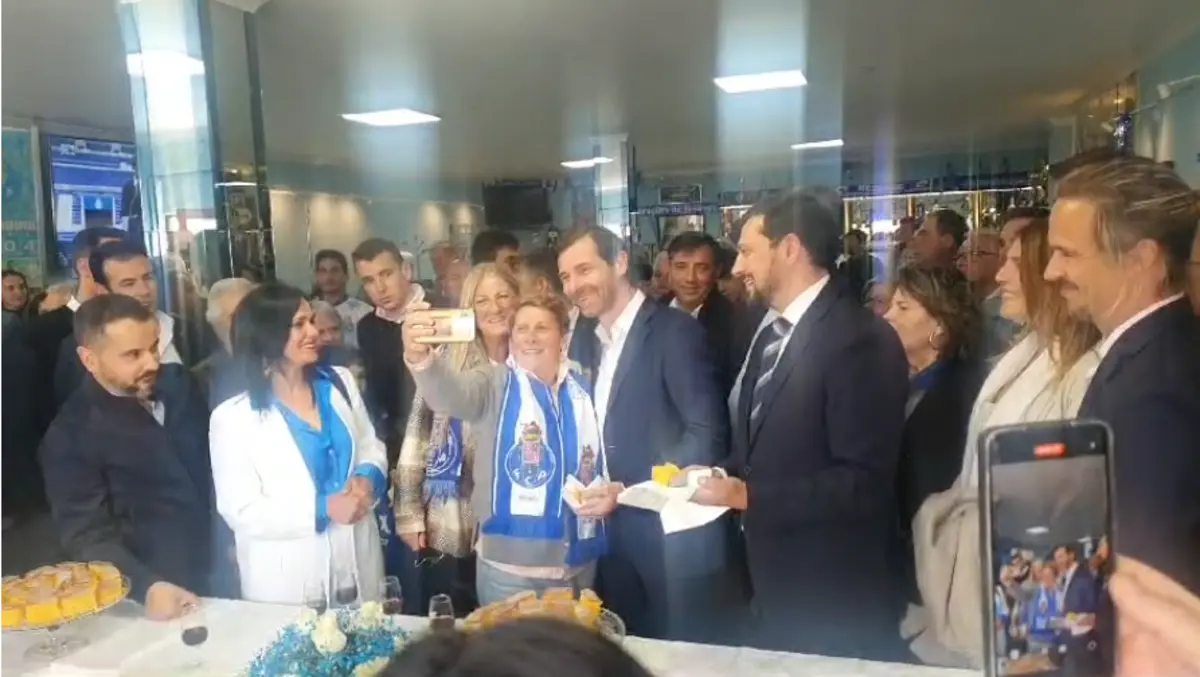 Imagem de contexto do artigo Villas-Boas: uma selfie com Aurora Cunha na Casa do FC Porto de Resende