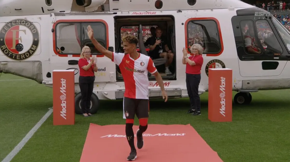 Imagem de contexto do artigo Gonçalo Borges apresentado no Feyenoord... após chegar de helicóptero