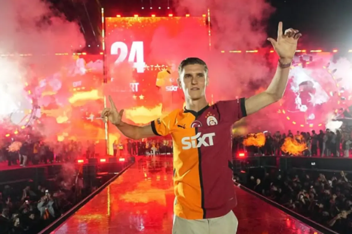 Elias Jelert festejou a conquista do título de campeão turco (Reprodução: Instagram do jogador)