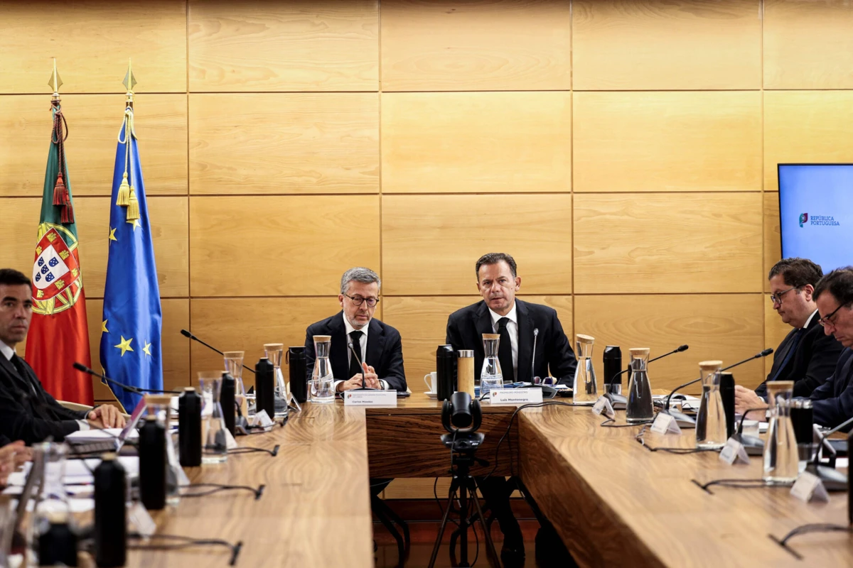 Carlos Moedas com Luís Montenegro (Créditos: AFP)