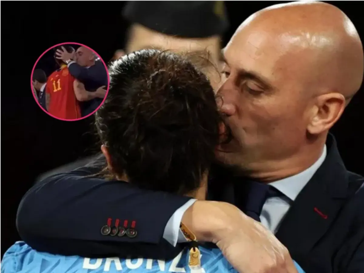 Luis Rubiales a beijar copm força Lucy Bronze (Foto: Her Sport)