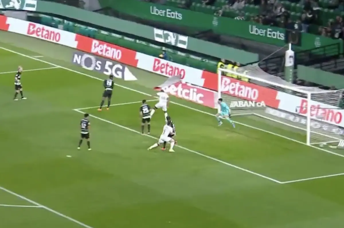 Imagem de contexto do artigo Sporting-Farense: golo de Lucas Áfrico validado após análise do VAR. Veja aqui