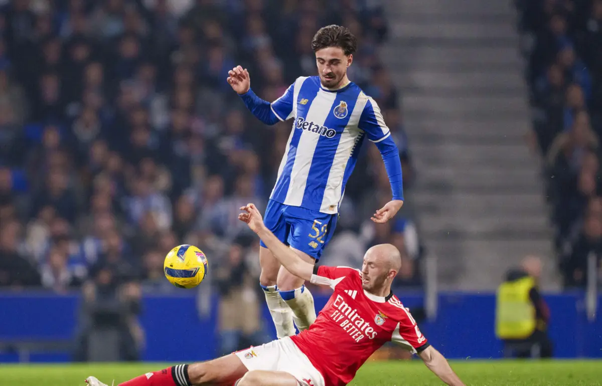 Martim Fernandes e Aursnes disputam a bola