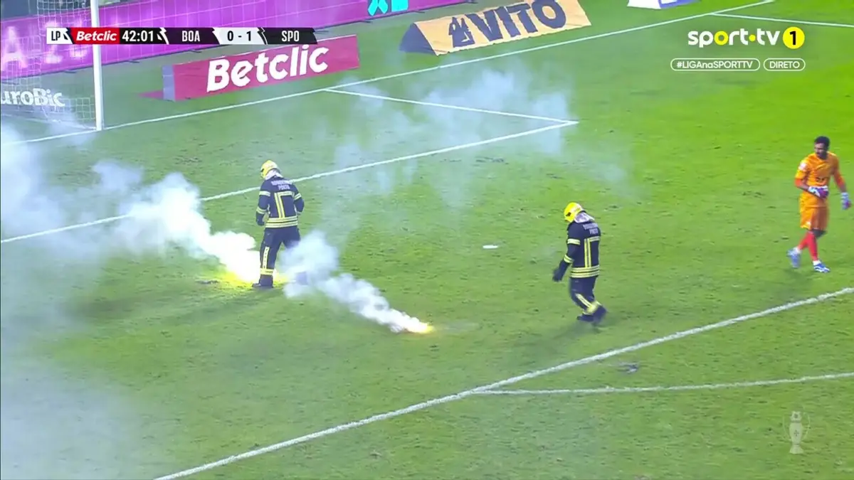 Imagem de contexto do artigo Adeptos do Sporting atiram tochas para perto de Adán. Veja as imagens