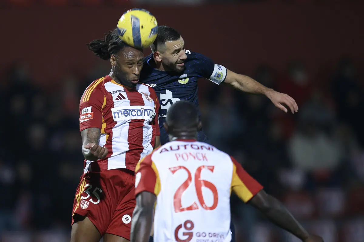 O jogador do AVS, Semedo (E), disputa a bola com o jogador do Arouca, Esgaio (D), durante o jogo Primeira Liga de futebol realizado no Estádio do Clube Desportivo das Aves, na Vila das Aves, 17 de janeiro de 2026. MANUEL FERNANDO ARAÚJO/LUSA