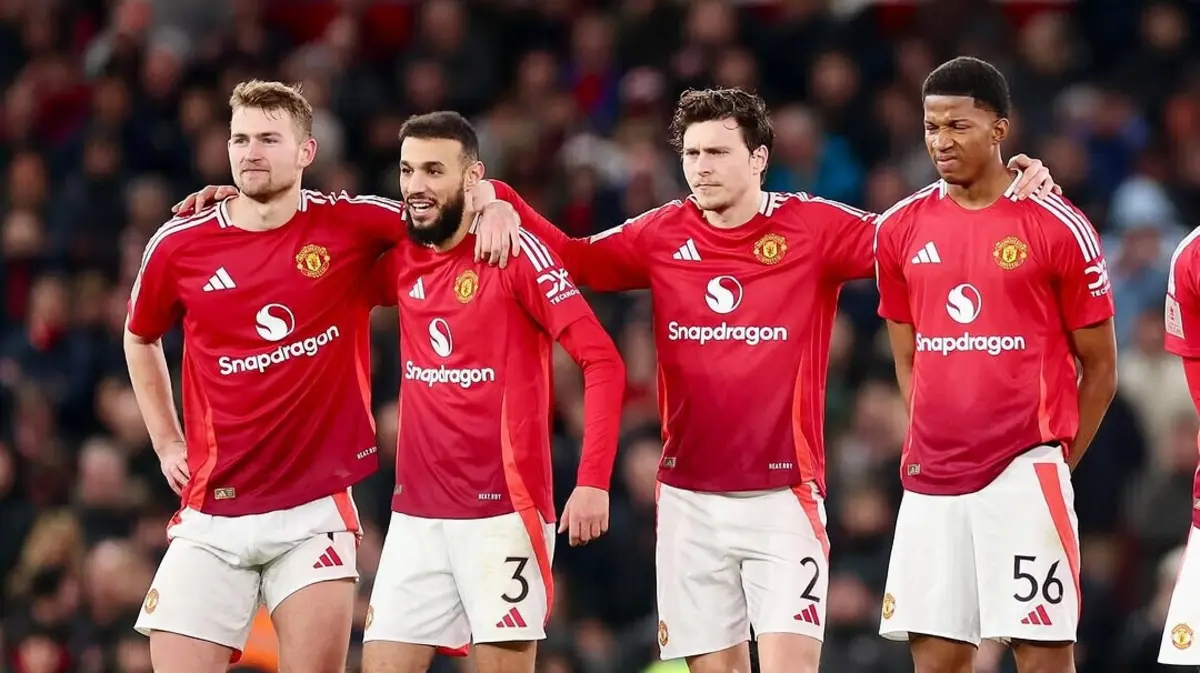 Lindelof, segundo jogador a contar da direita (créditos: Manchester United)