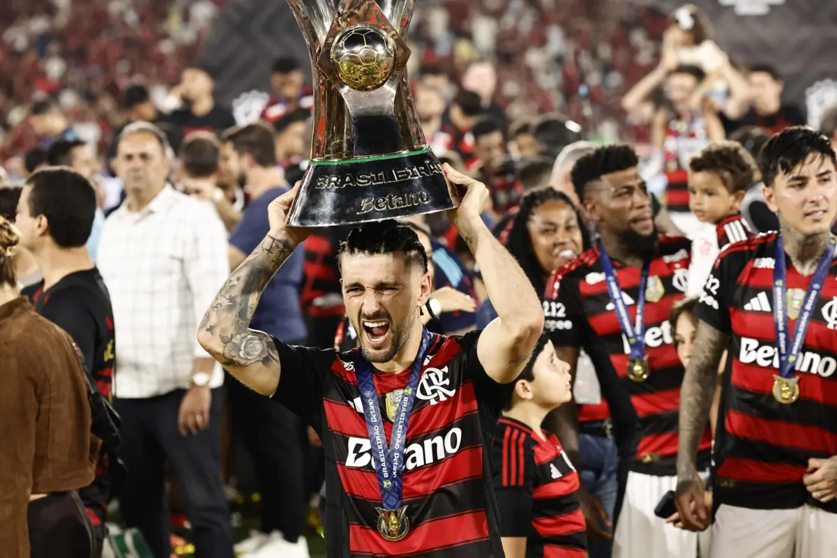 Giorgian De Arrascaeta com o troféu do Brasileirão 2025