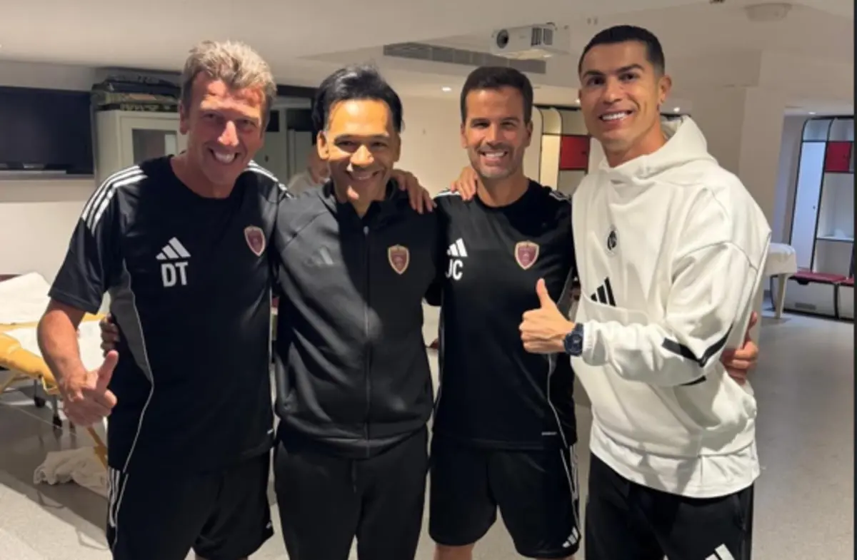 Dimas à esquerda na imagem