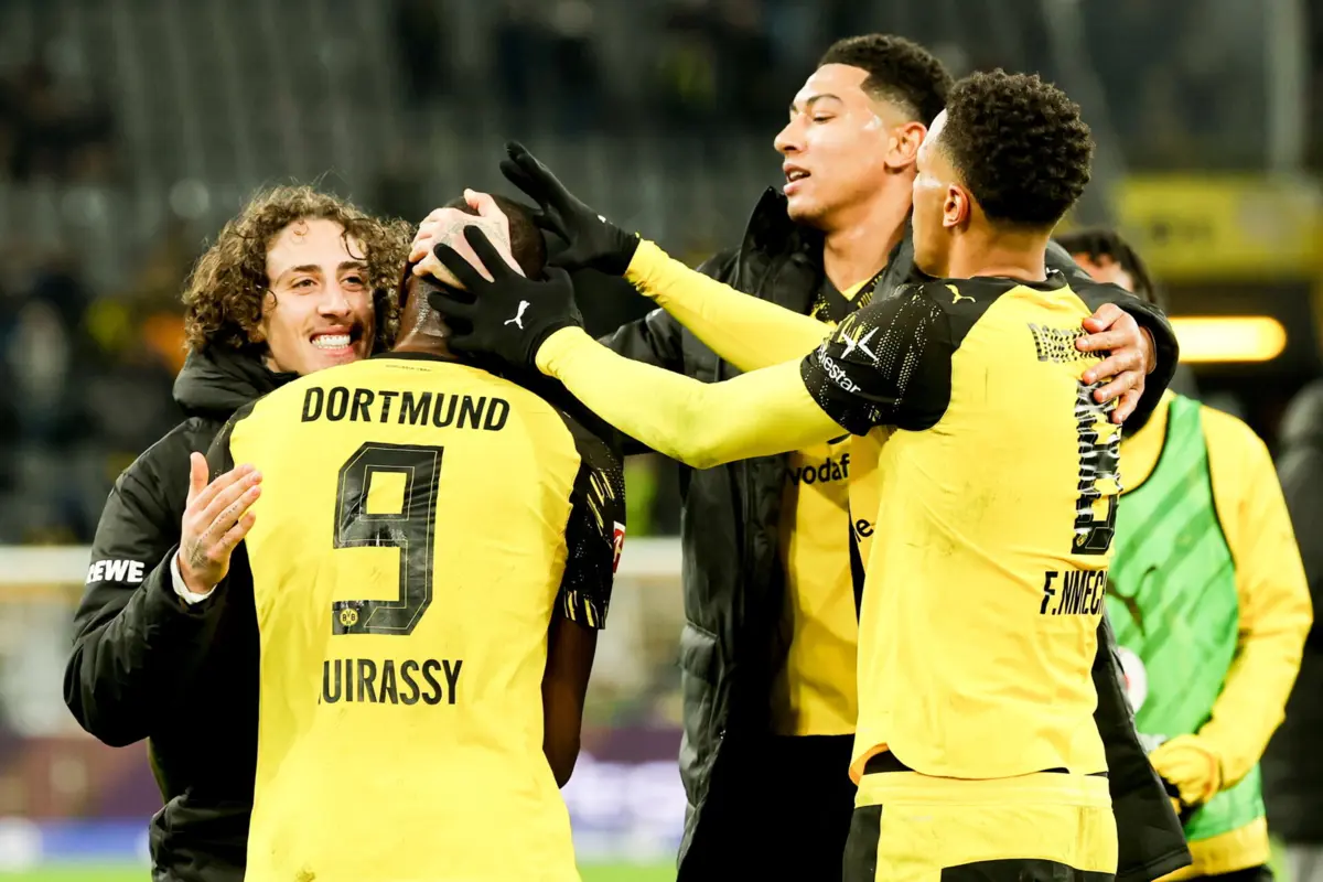 Fábio Silva festeja com os companheiros do Borussia Dortmund