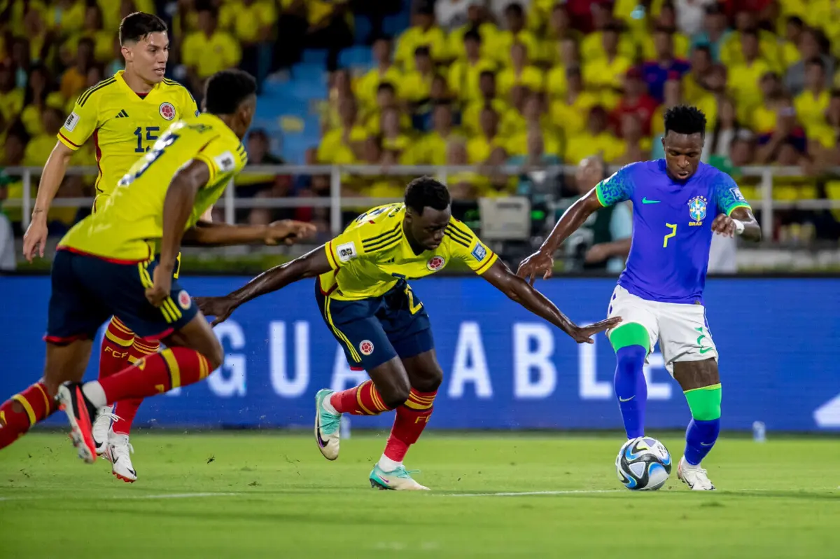 Vini Jr. vigiado por três adversários