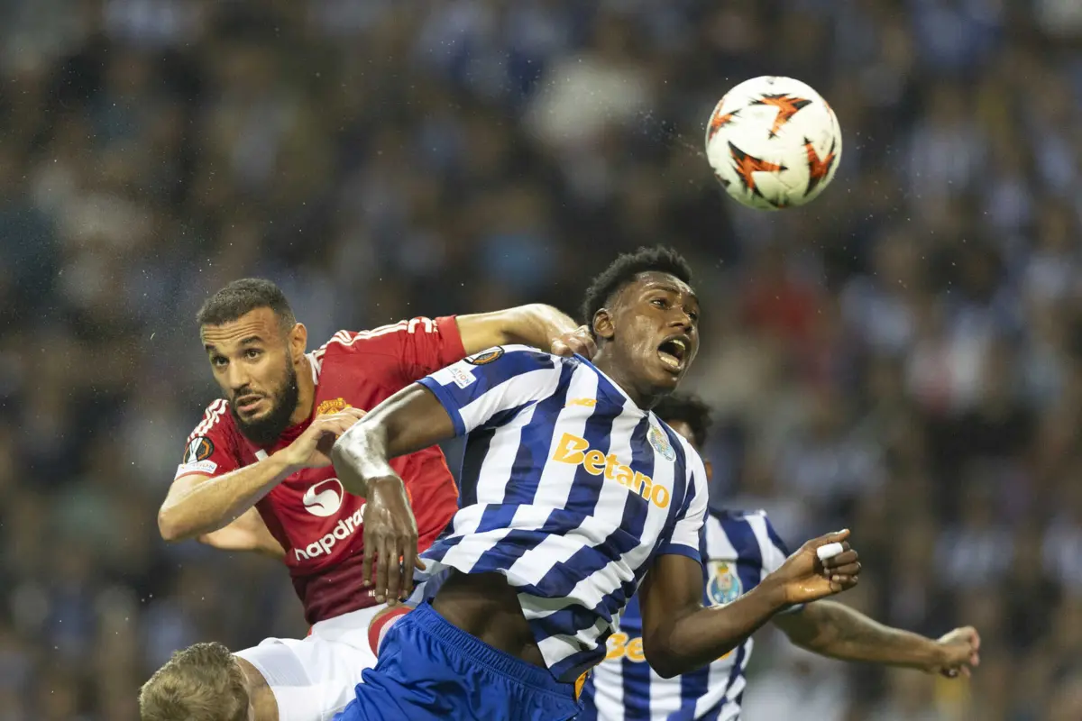 Mazraoui com Samu no FC Porto-Manchester United (créditos: Leonel de Castro)