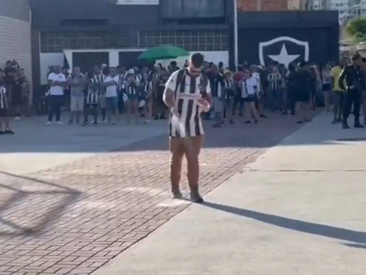 Imagem de contexto do artigo Tudo por amor ao Botafogo: adepto espalha sal grosso no estádio