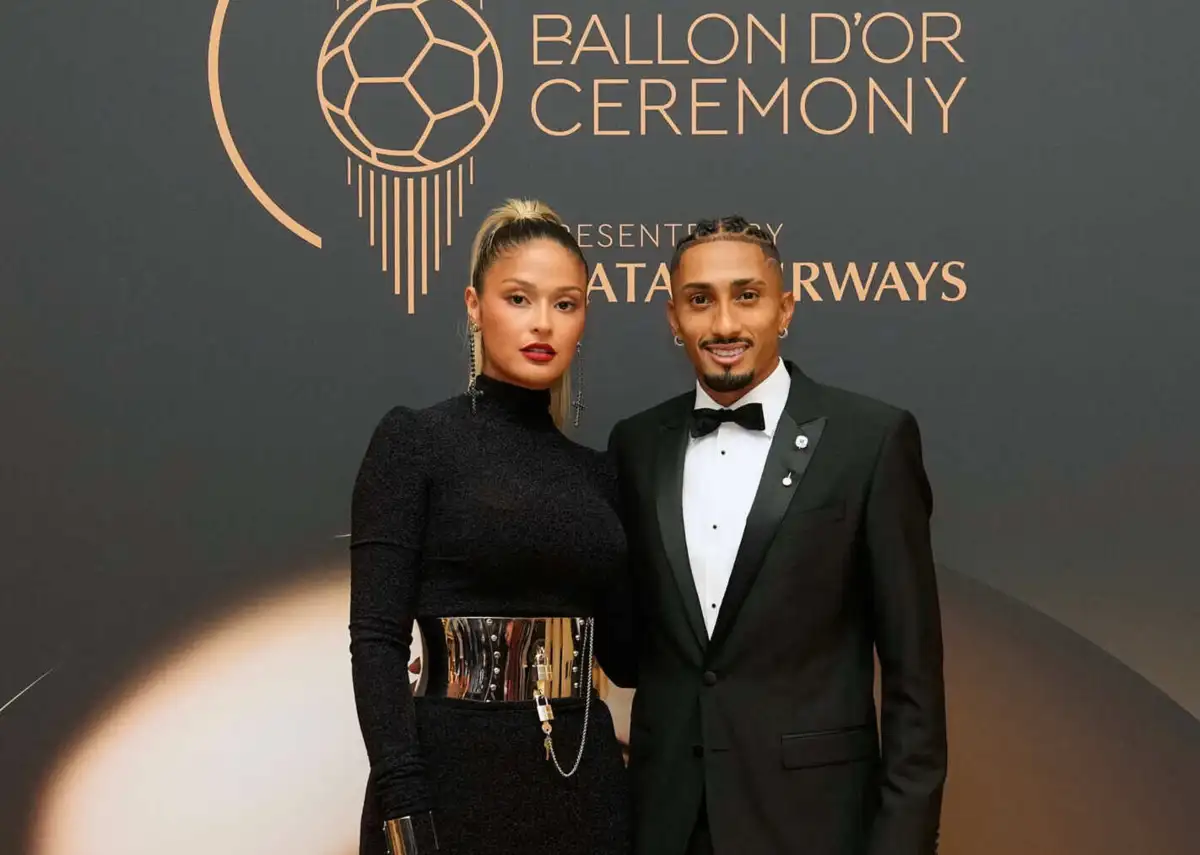 Raphinha com a esposa