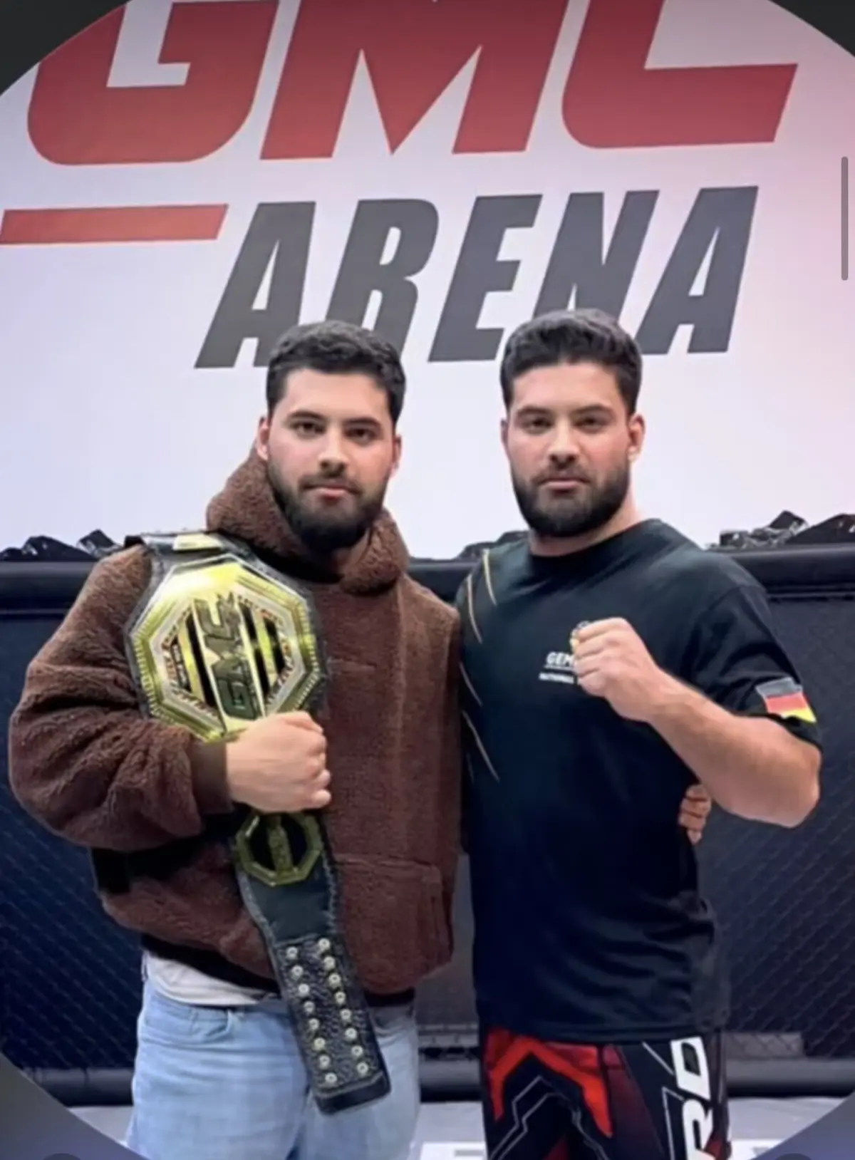 Imagem de contexto do artigo Lutou pelo irmão gémeo lesionado e ganhou torneio, mas foi descoberto pelas tatuagens