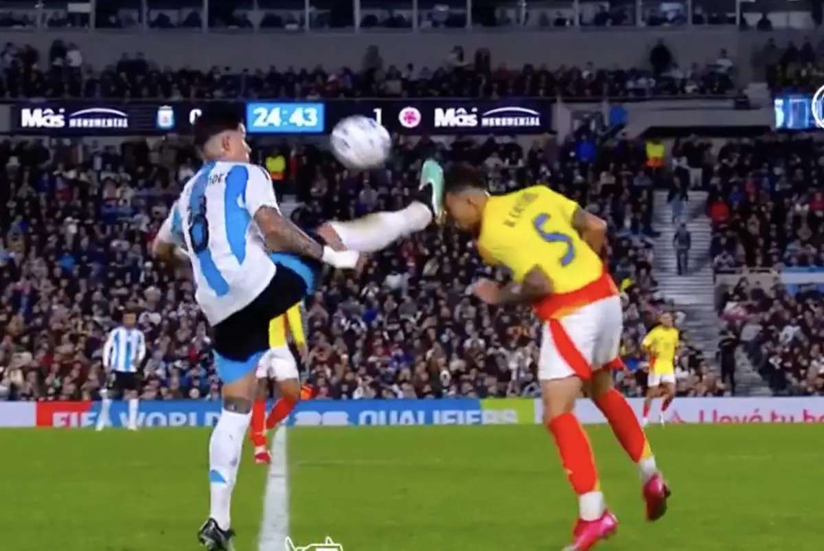 Imagem de contexto do artigo Enzo Fernández foi expulso por entrada dura sobre Castaño. Ora veja