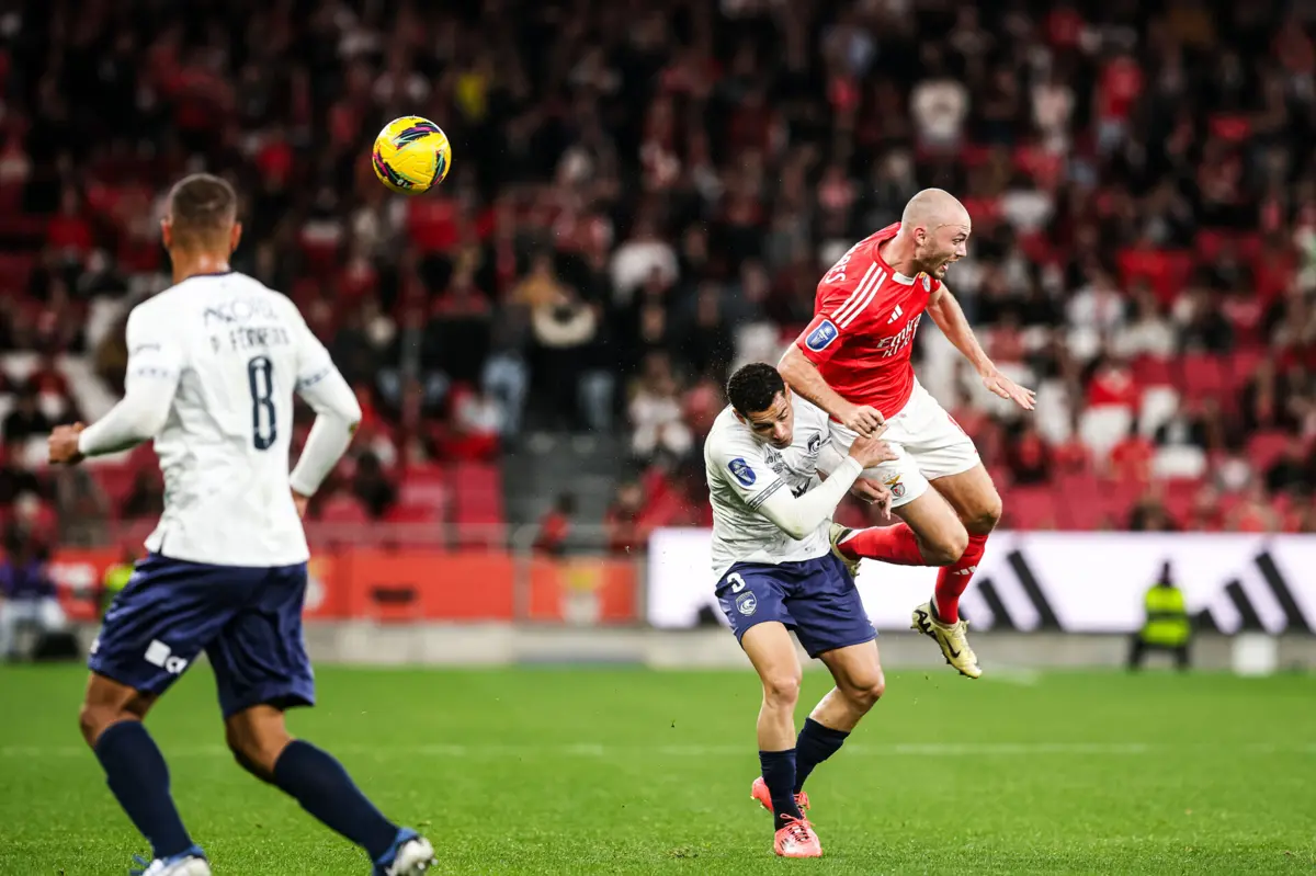 Matheus Pereira e Aursnes disputam a bola no jogo da primeira mão (créditos: Mário Vasa)