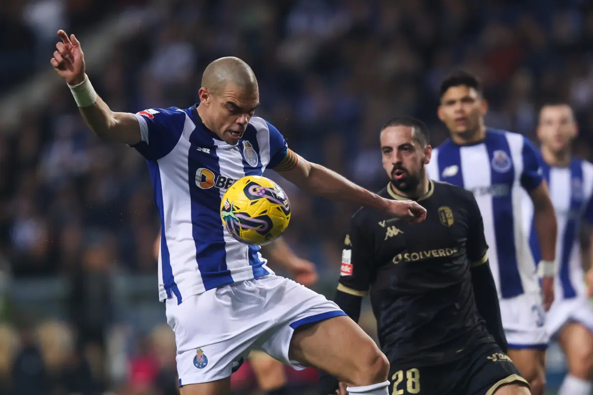 Bruno Costa num lance com Pepe (Créditos: Ivan del Val/Global Imagens)