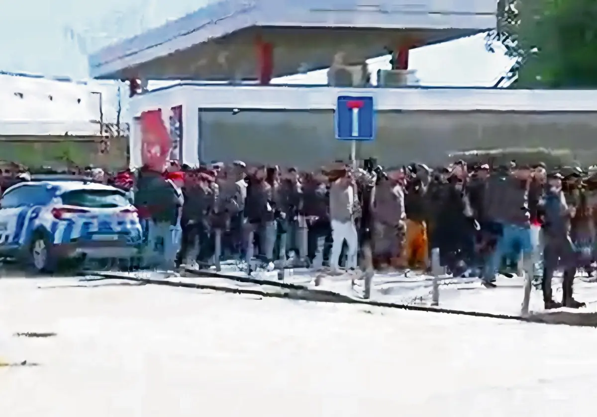 Grupo de adeptos contestatários foi recebido dentro do centro de estágio e depois dispersou