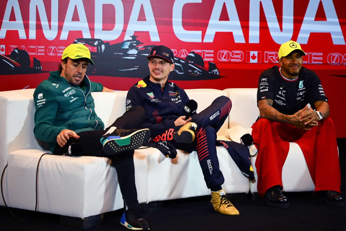 Fernando Alonso, Max Verstappen e Lewis Hamilton (Créditos: AFP)