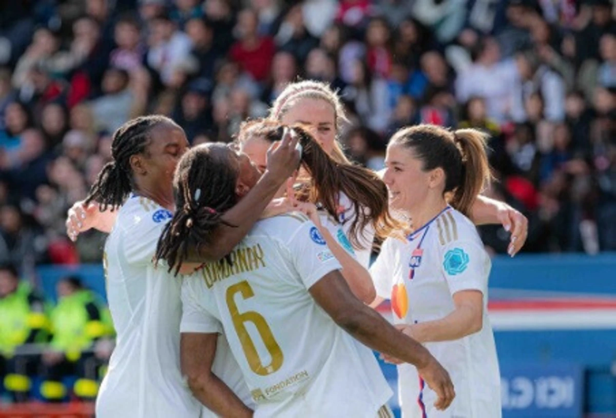 A euipa feminina do Lyon venceu o Arsenal por 2-1