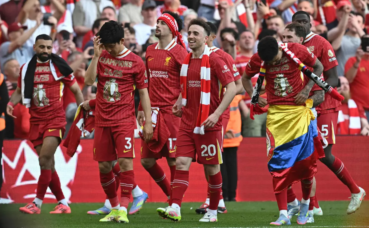 Diogo Jota e Luis Díaz (Créditos: AFP)