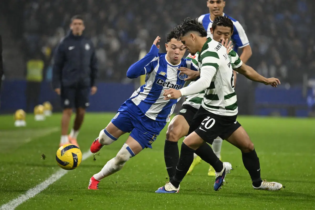 Imagem de contexto do artigo Penálti no último minuto no empate entre FC Porto e Sporting, Benfica aproveita
