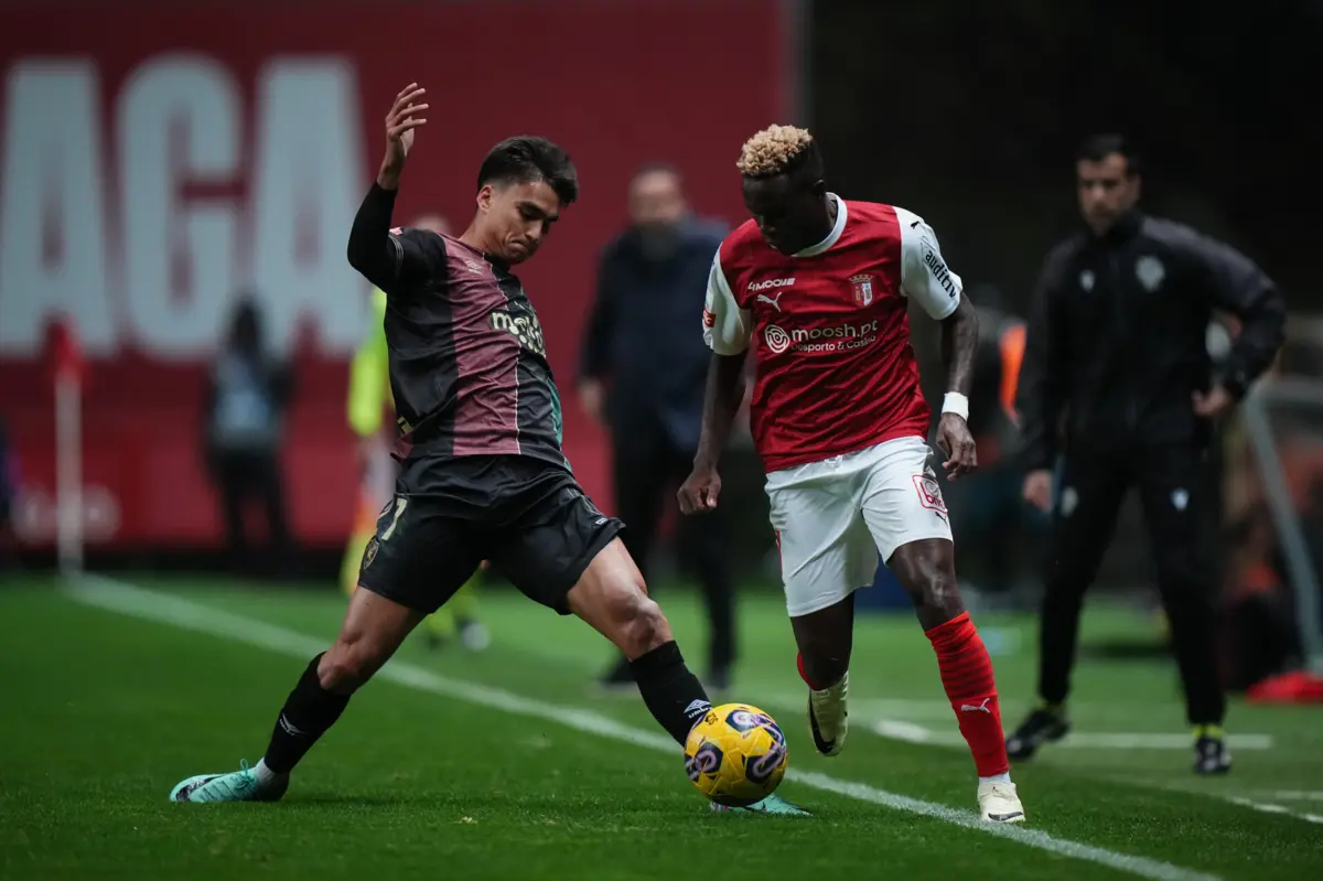 Imagem de contexto do artigo Hevertton Santos parte à aventura: "O futebol em Inglaterra até parece outro desporto"