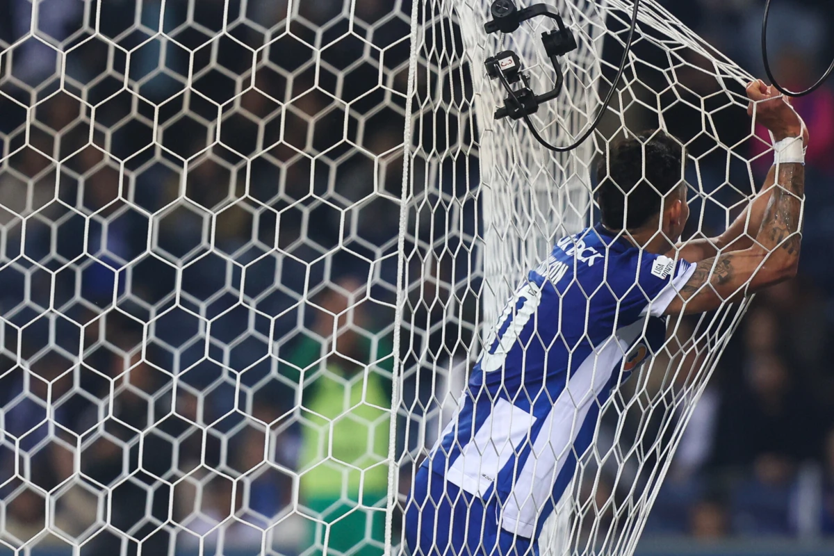 Evanilson esteve no centro do penálti revertido frente ao Rio Ave (Créditos: Ivan del Val/Global Imagens)