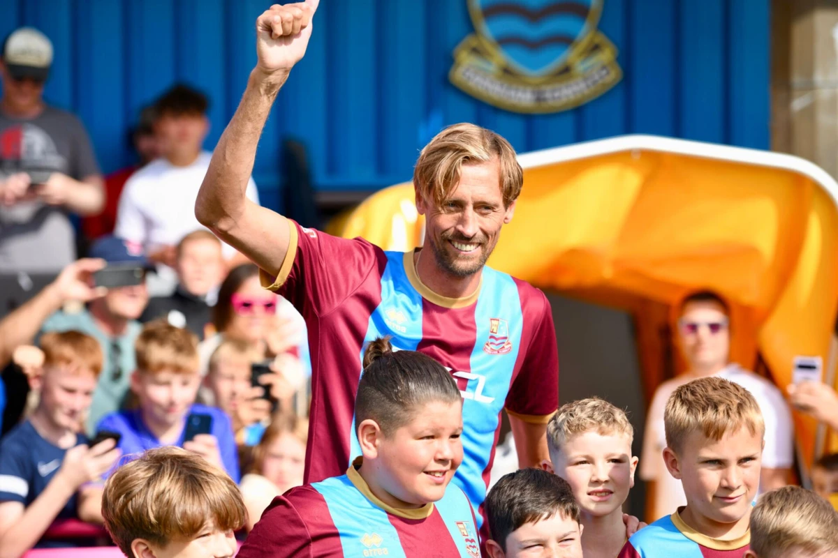 Imagem de contexto do artigo Peter Crouch entrou de mão dada com jogador nas divisões inferiores de Inglaterra... por causa de aposta