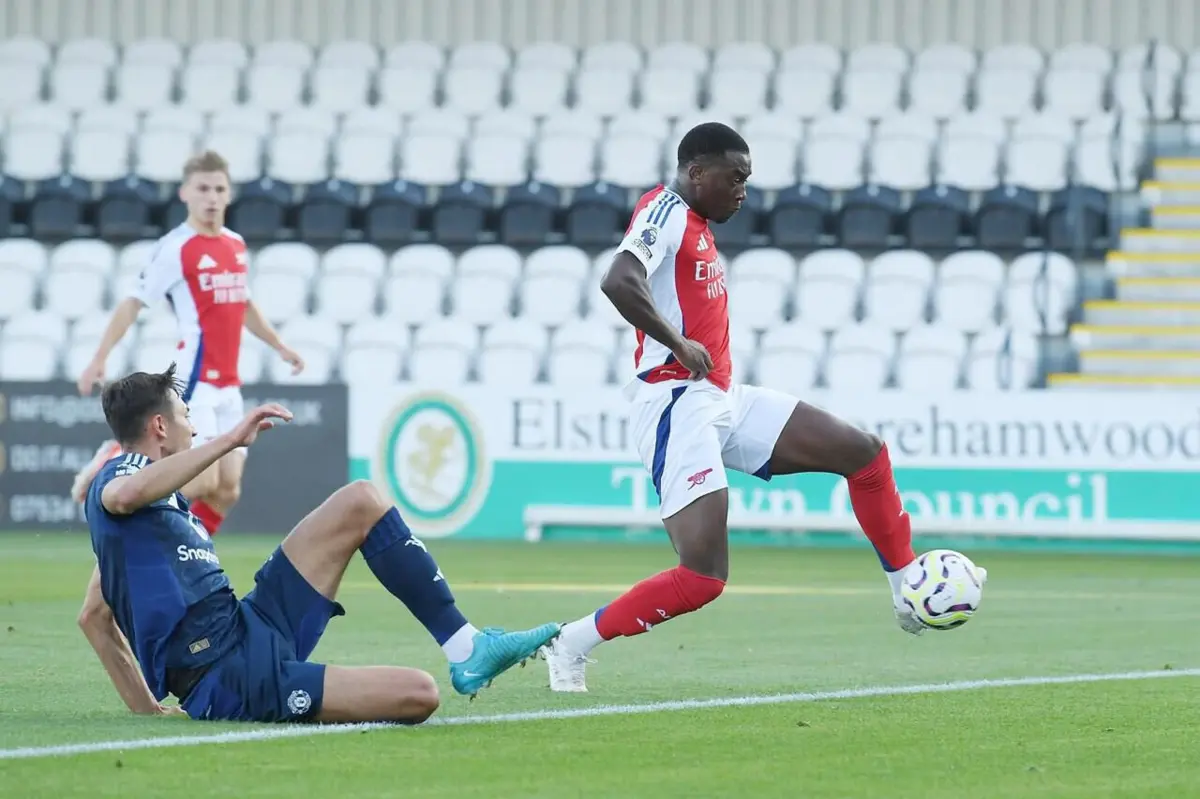 Imagem de contexto do artigo Estoril negoceia avançado anglo-jamaicano que esteve no Arsenal