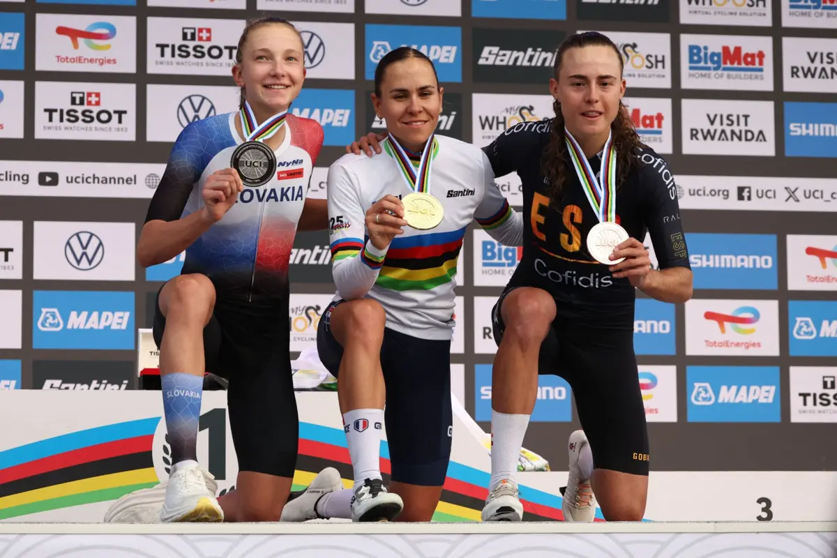 Célia Gery, ao meio, com a medalha de ouro