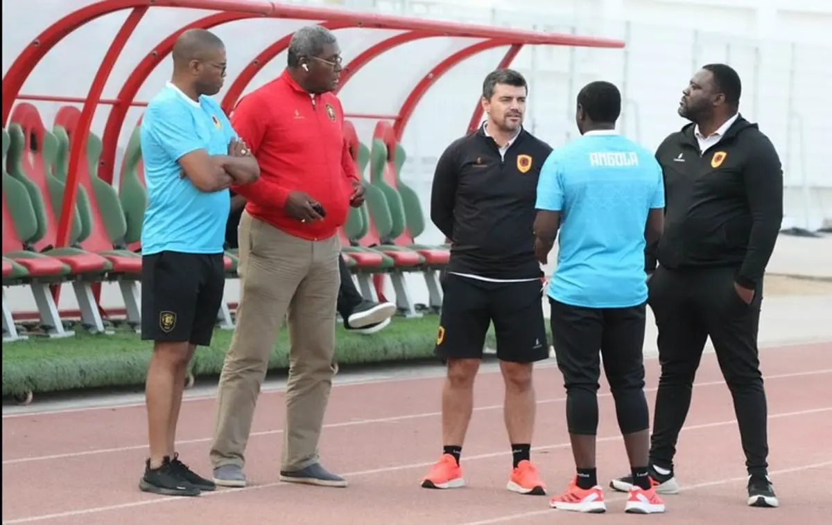 Selecionador Pedro Gonçalves ao centro (Créditos: Federação Angolana de Futebol)
