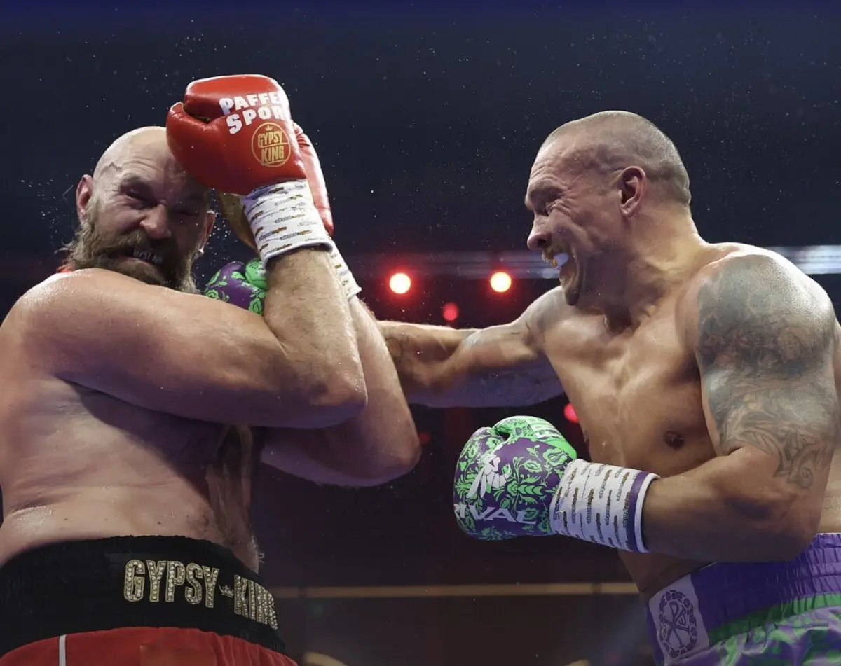 Tyson Fury, à esquerda, e Olksander Usyk, à direita